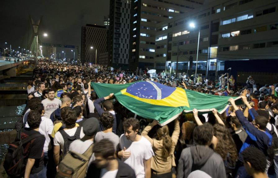 Unas cien mil personas protestan en Rio de Janeiro