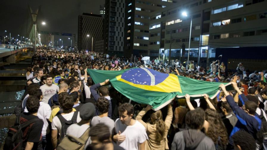 Unas cien mil personas protestan en Rio de Janeiro