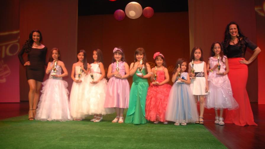 Desfile de academia Celinés Toribio Desfile de academia Celinés Toribio