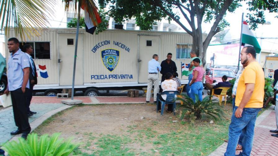 PN ofrece servicios furgón mientras termina cuartel