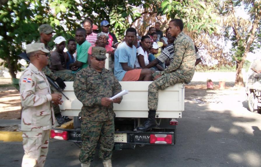 Repatrían a cientos de haitianos indocumentados