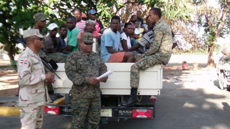 Repatrían a cientos de haitianos indocumentados Repatrían a cientos de haitianos indocumentados