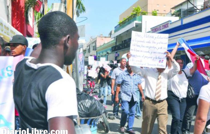 Marchan en Santiago contra haitianos indocumentados