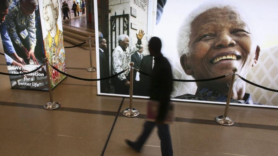 Mandela abre los ojos y gesticula el día de su cumpleaños Mandela abre los ojos y gesticula el día de su cumpleaños