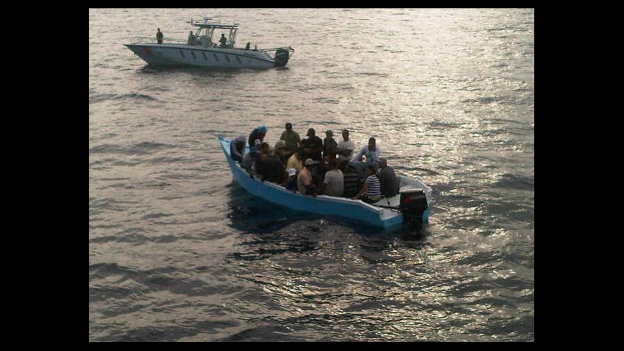 Detienen a siete cubanos y seis dominicanos que iban ilegales a Puerto Rico Detienen a siete cubanos y seis dominicanos que iban ilegales a Puerto Rico