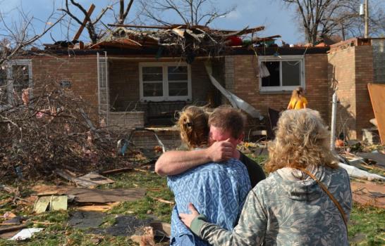Tornados azotan centro-norte de EEUU; dos personas muertas