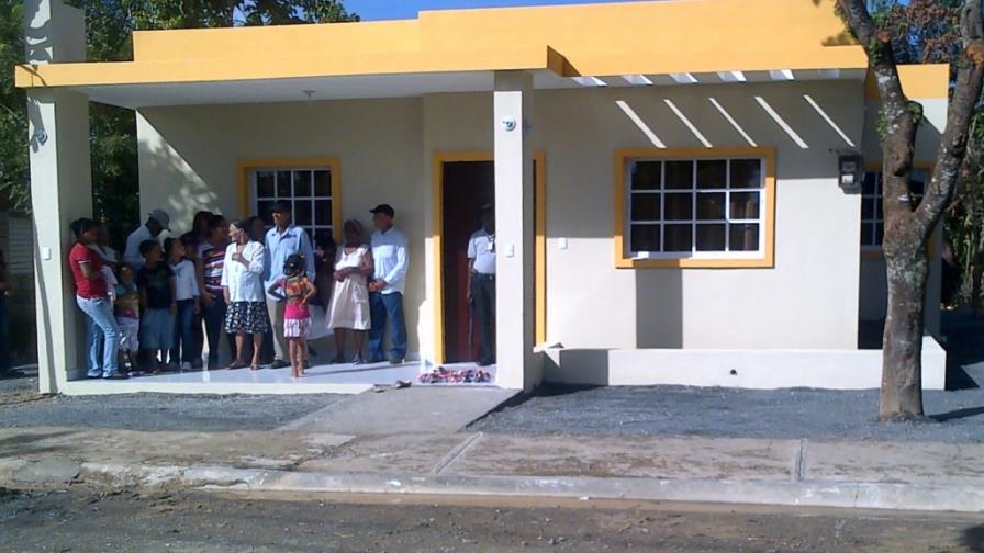 PE dona casa a anciana de Sabana de la Mar