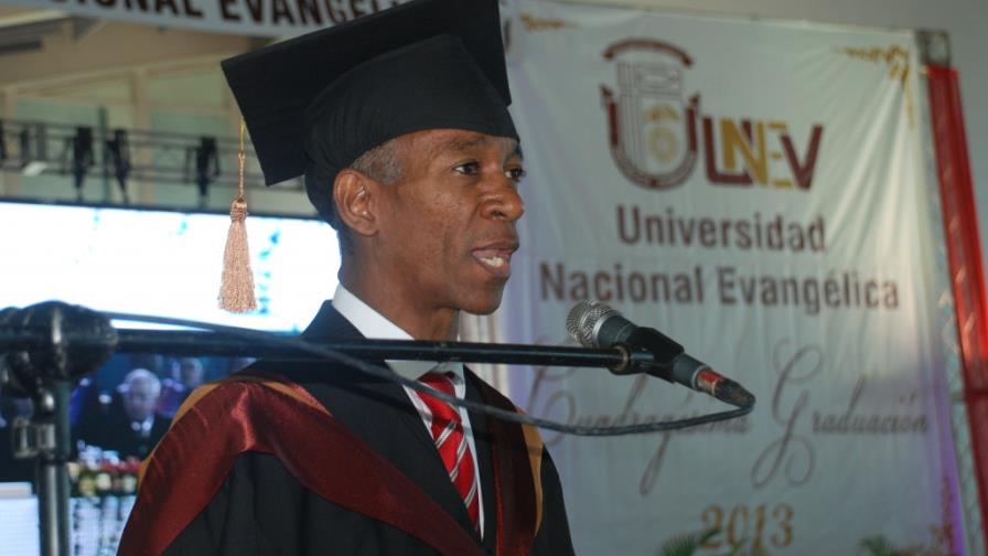 La Universidad Nacional Evangélica inviste a 1,543 profesionales