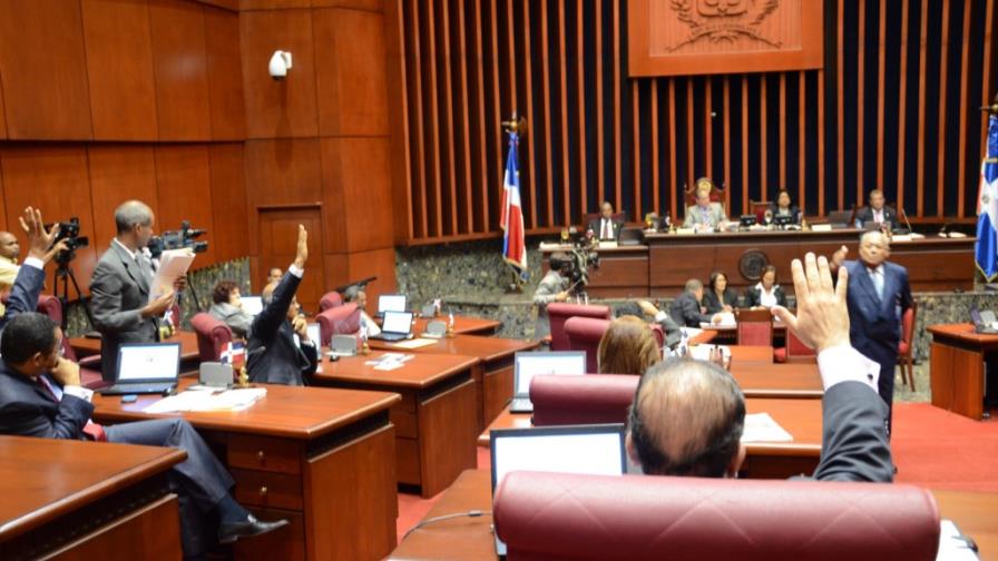 El Senado aprueba un préstamo de RD$1,100 millones para la regalía de los cabildos El Senado aprueba un préstamo de RD$1,100 millones para la regalía de los cabildos