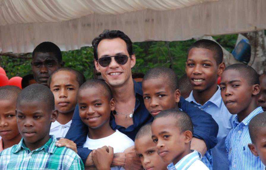 La fundación de Marc Anthony recibe donación para orfanato en RD