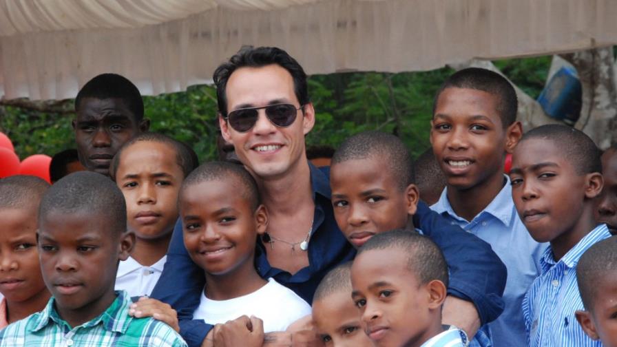 La fundación de Marc Anthony recibe donación para orfanato en RD