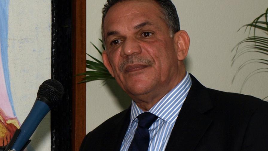 Critica la fijación de los salarios del Tribunal Superior Electoral