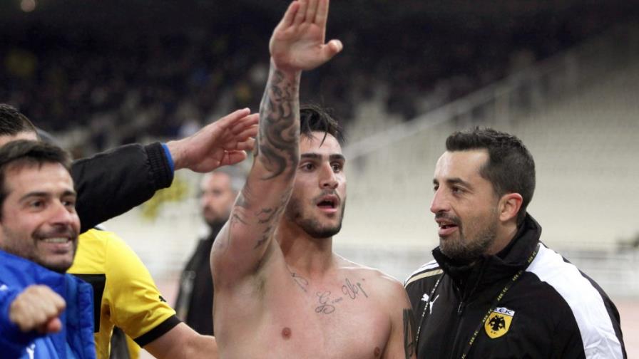 Botan a futbolista por saludo nazi