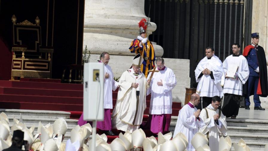 Francisco escribe en Twitter que el Papa ha de servir a los más pobres