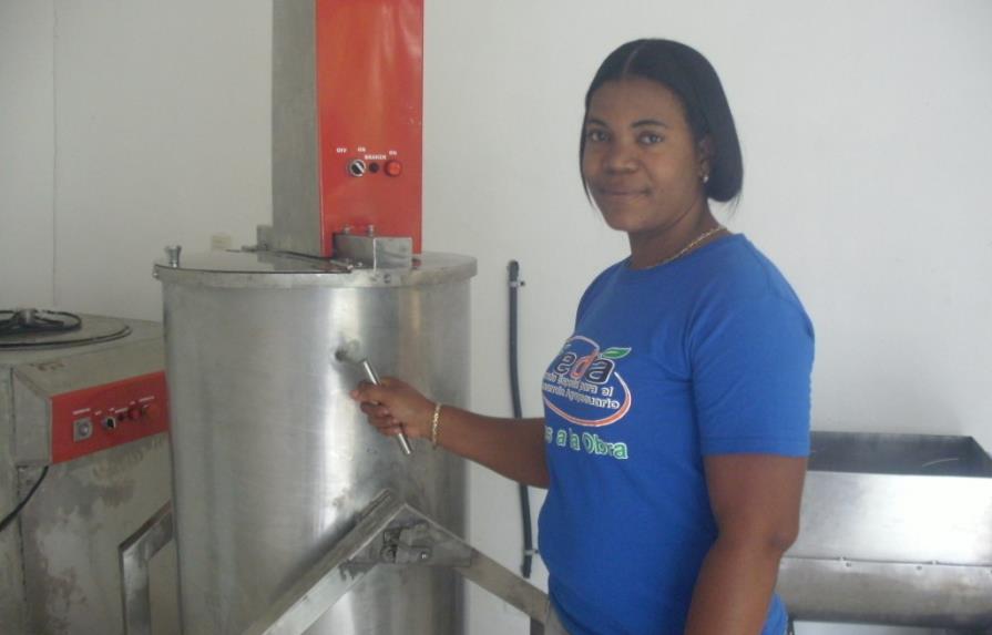 Feda financia pequeñas empresas a mujeres para elaborar productos de cacao