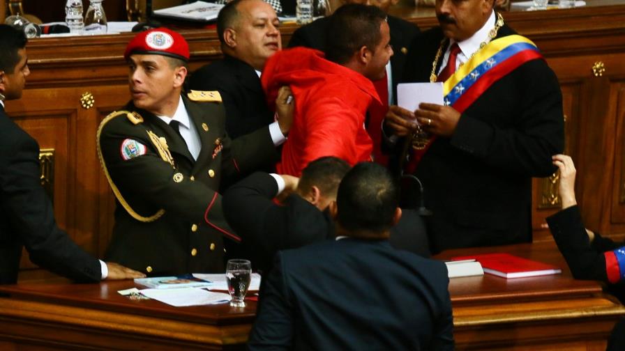 Hombre se cuela en la tribuna e interrumpe el discurso de Maduro