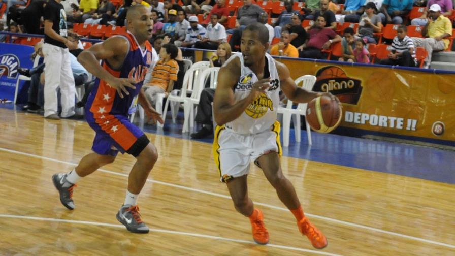 Rafael Barias derrota a Calero 63-61 y lidera baloncesto