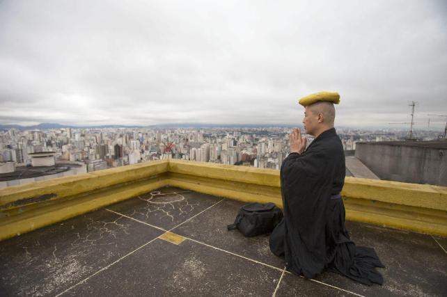 El caótico centro de Sao Paulo abre espacio en sus alturas para la meditación