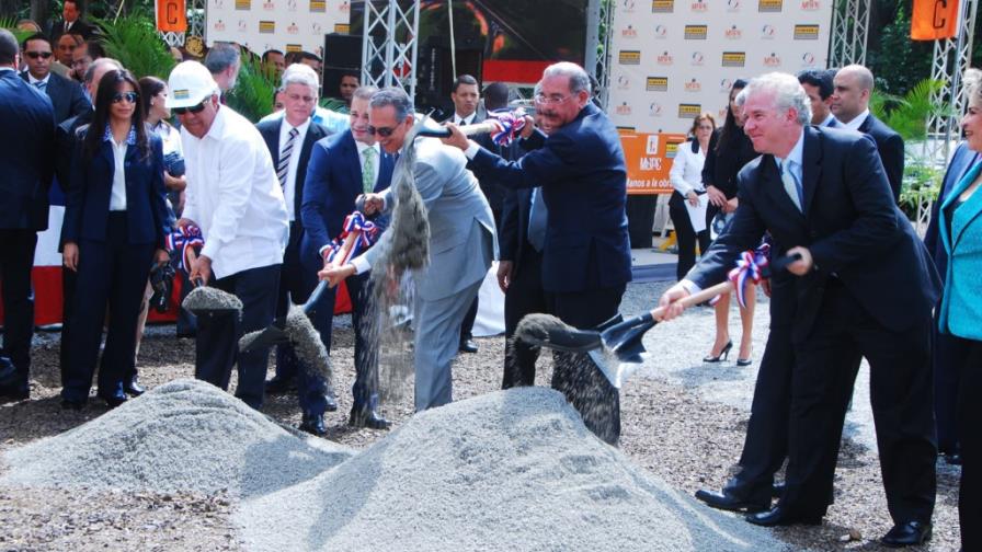 Presidente da primer palazo para la construcción Circunvalación SD