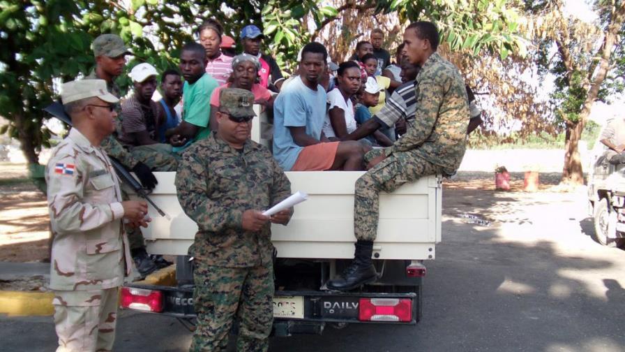 Migración repatría cientos de haitianos indocumentados