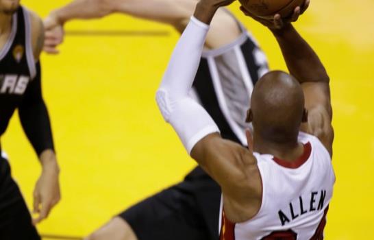 Los Spurs se colapsaron al final; Allen revivió el Heat