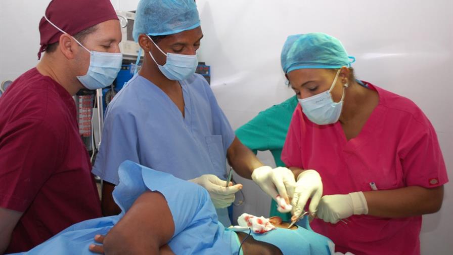 Operan gratis a más de 80 personas de escasos recursos