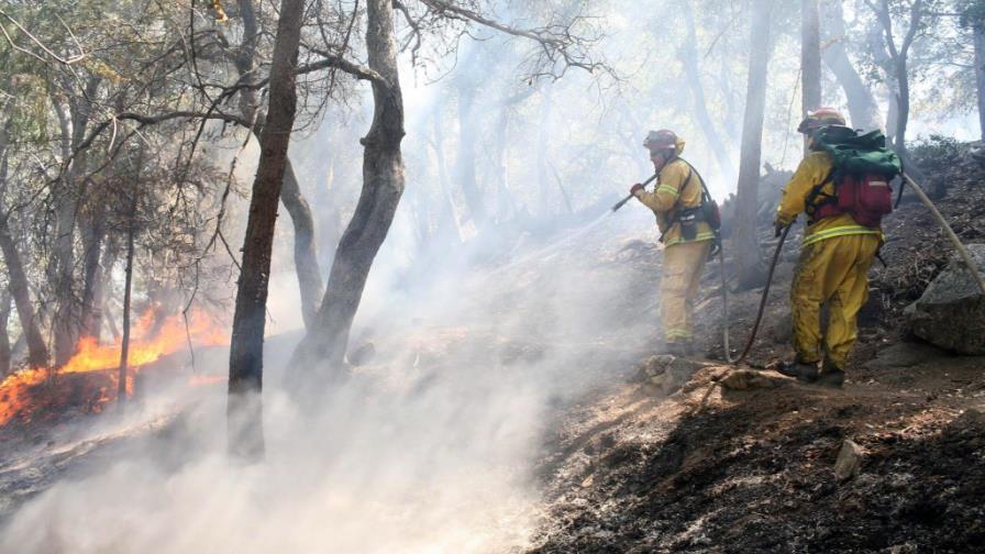 Incendios forestales causan evacuación de más de 2,200 viviendas en Estados Unidos