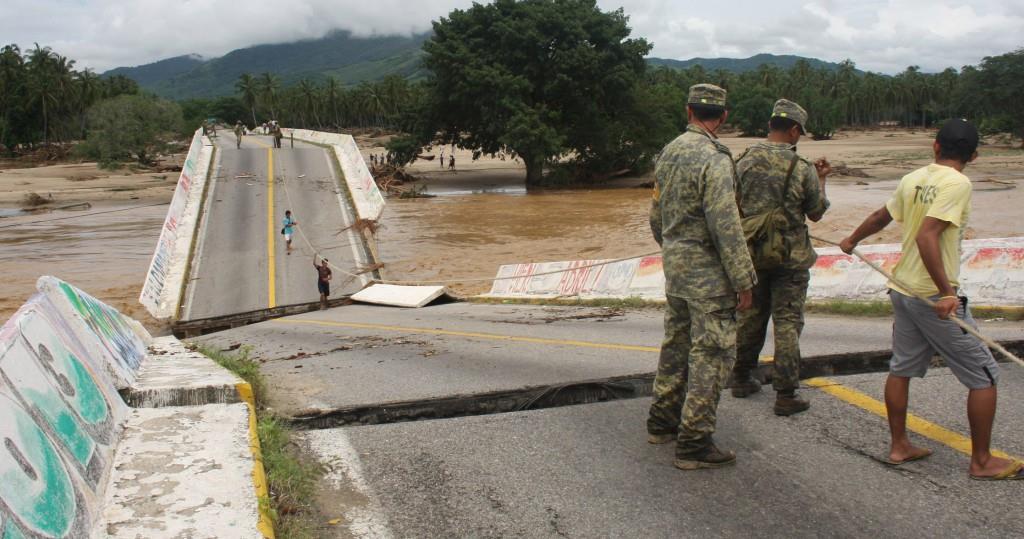 Manuel se convierte en huracán y suma 80 muertos en México