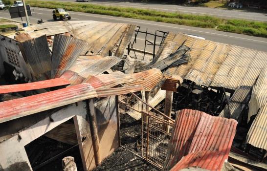 Fuego destruye mueblería en Santiago