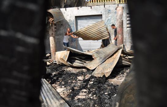 Fuego destruye mueblería en Santiago