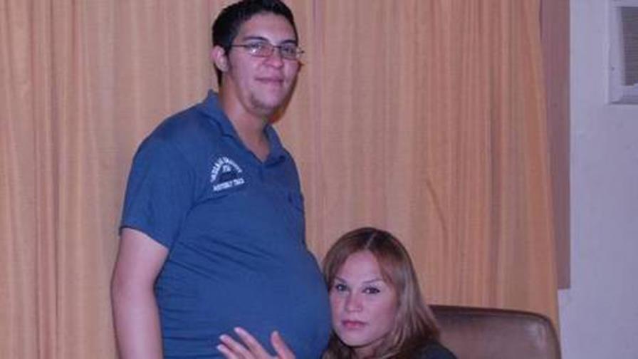 El primer hombre embarazado en Argentina da a luz una niña, de nombre Génesis