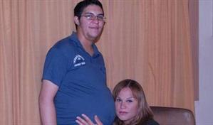 Ginec&oacute;loga evita responder simple pregunta: &iquest;Puede un hombre quedar embarazado?