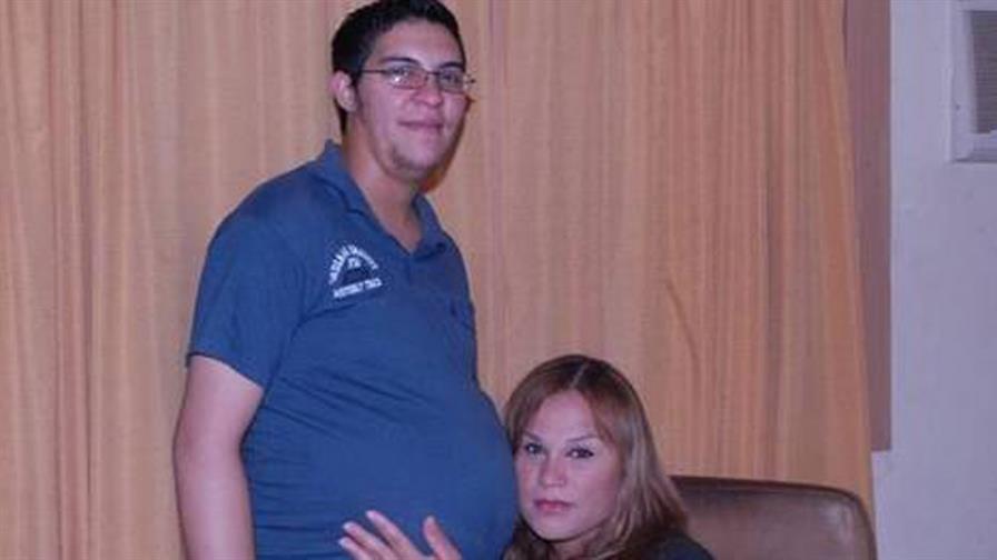 Ginec&oacute;loga evita responder simple pregunta: &iquest;Puede un hombre quedar embarazado?