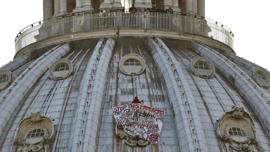 Un hombre se encarama a la cúpula del Vaticano en protesta contra el euro