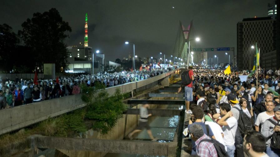 Anulan aumentos de tarifas en Sao Paulo y Río tras las protestas