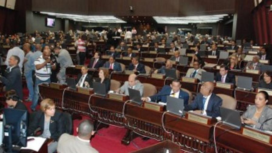 Diputados aprueban resolución contra los precios de los textos escolares