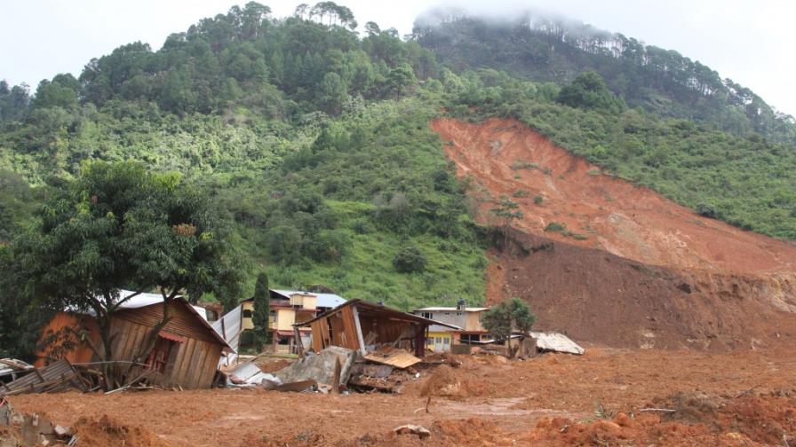 Luto por pueblo sepultado por un alud