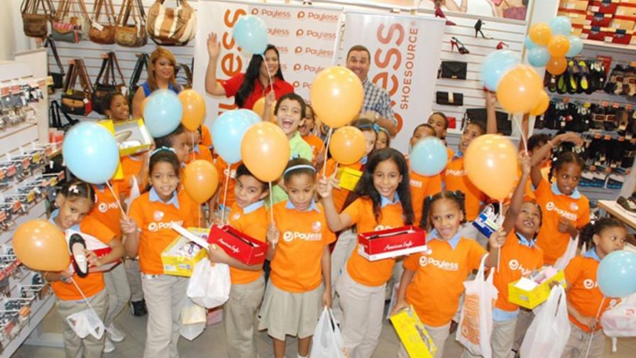 Payless dona zapatos a cientos de niños