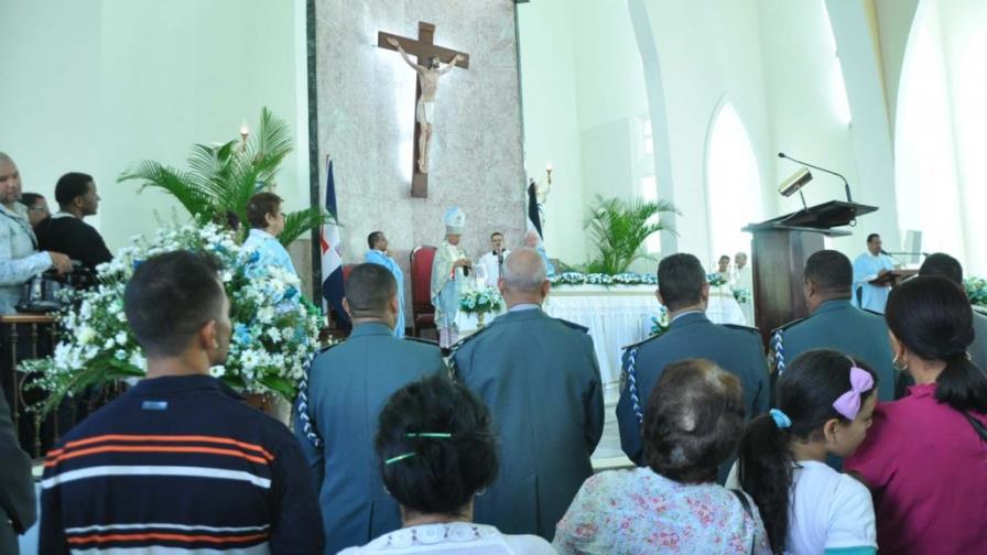 Arzobispo afirma dominicanos se convierten en prisiones en sus casas
