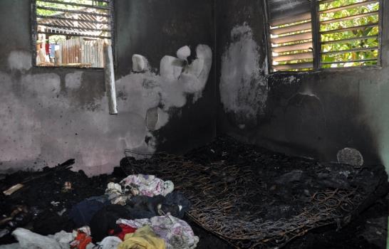 Un hombre quema la casa de su hermano y lo hiere