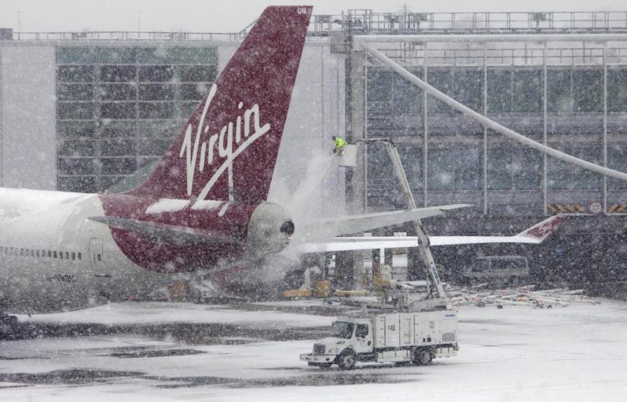 Aeropuertos de Europa continúan con vuelos cancelados por temporal