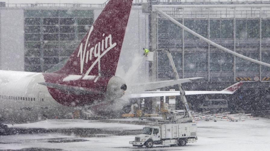 Aeropuertos de Europa continúan con vuelos cancelados por temporal