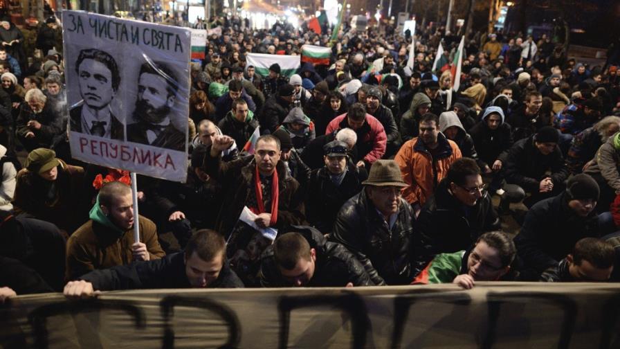 Dimite gobierno de Bulgaria tras protestas por altas tarifas eléctricas