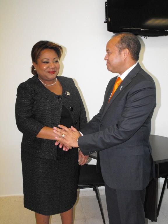 Ministra de salud haitiana visita Hospital Ney Arias Lora