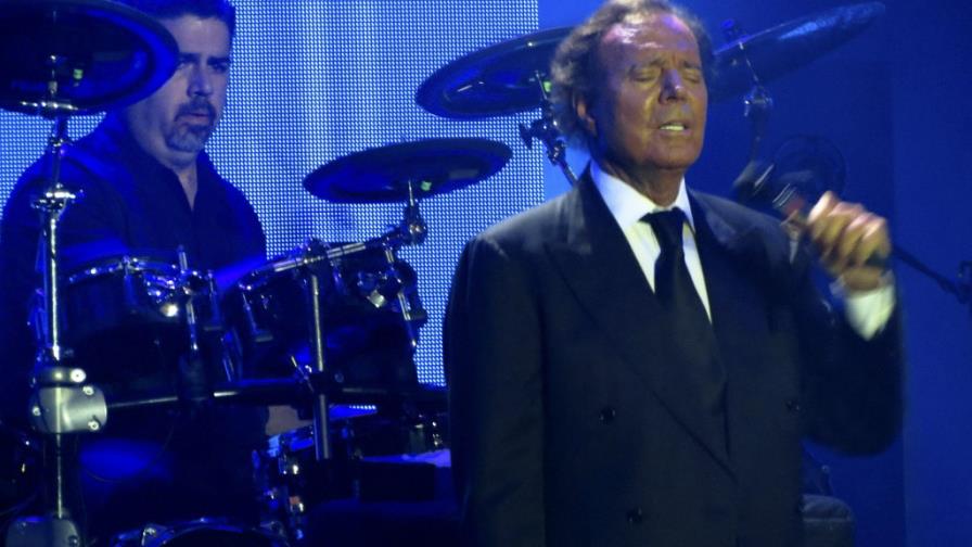 Pekín se rinde a la voz y carisma de Julio Iglesias