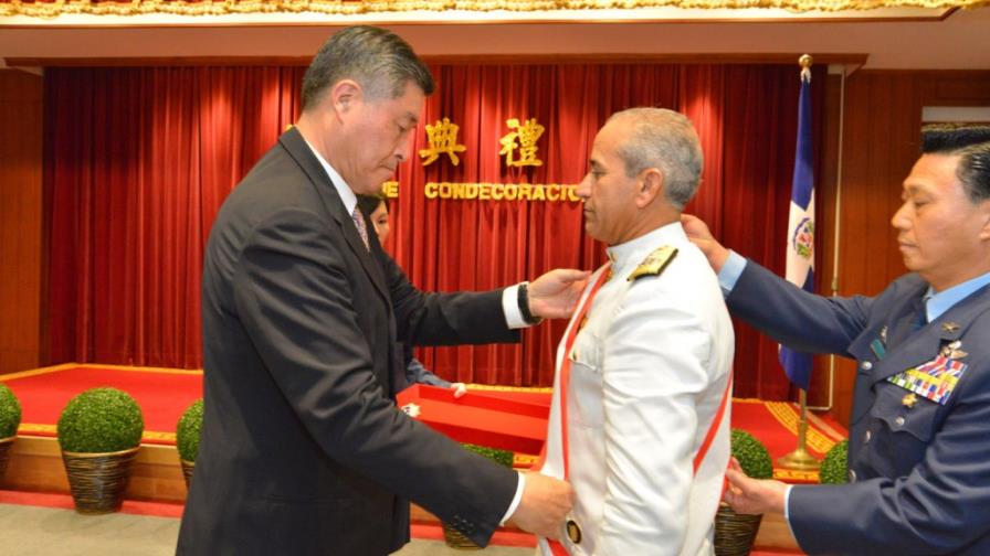 Gobierno Taiwán condecora a Sigfrido Pared Pérez Gobierno Taiwán condecora a Sigfrido Pared Pérez