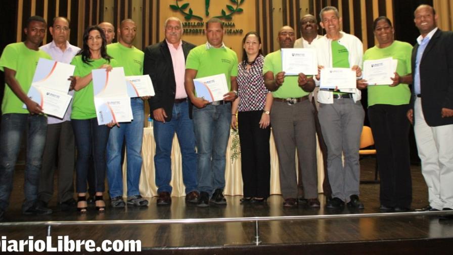 Apec y Miderec gradúan 121 monitores deportivos Apec y Miderec gradúan 121 monitores deportivos