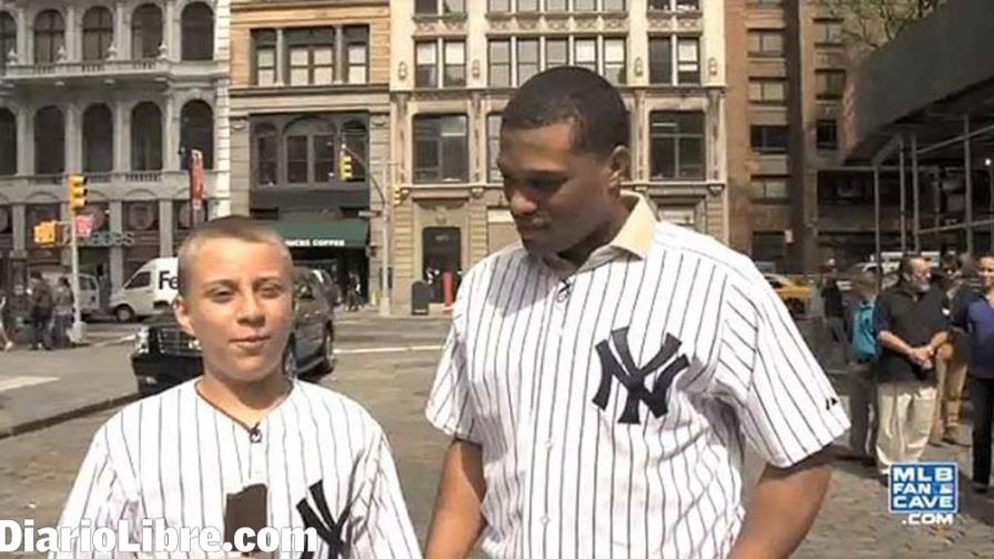 Canó sale del estadio para jugar con un niño enfermo