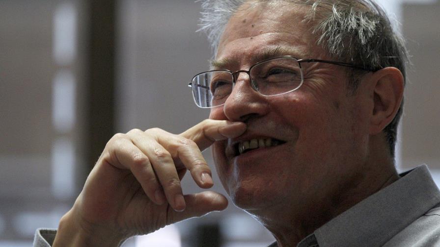 Azúa: La democracia total ha acabado con la poesía y la novela literaria