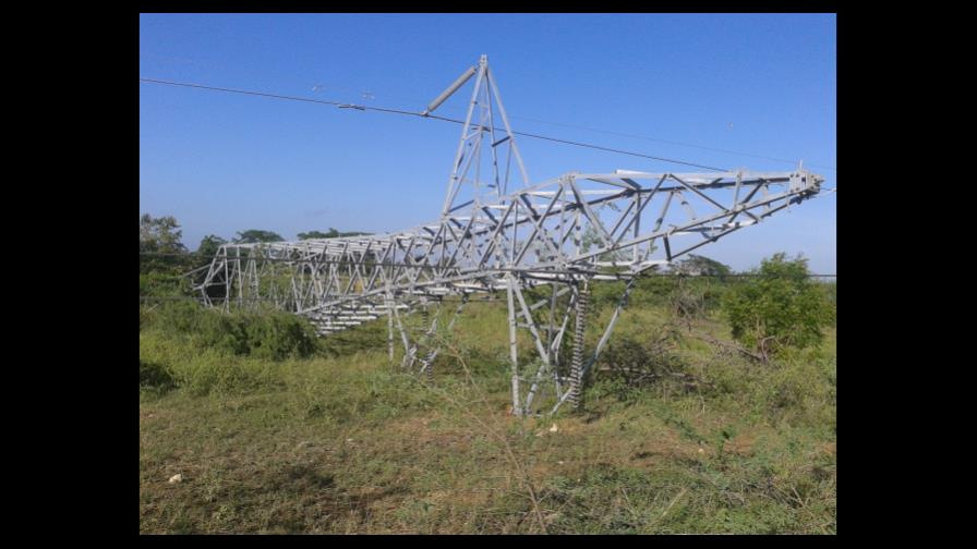 Tornado afecta torre eléctrica de la línea Navarrete-Montecristi
